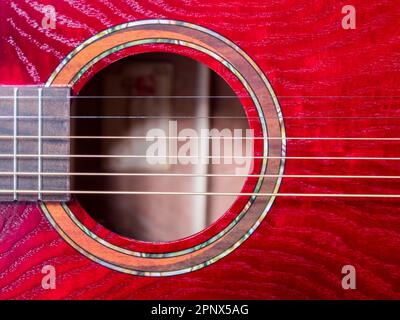 Sound-Loch für Akustikgitarren, rotes Holz, Nahaufnahme Stockfoto