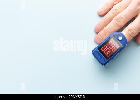 Pulsoxymeter zur Messung der Sauerstoffsättigung in Blut und Herzfrequenz. Pulsoxymeter an der Hand des Patienten Stockfoto