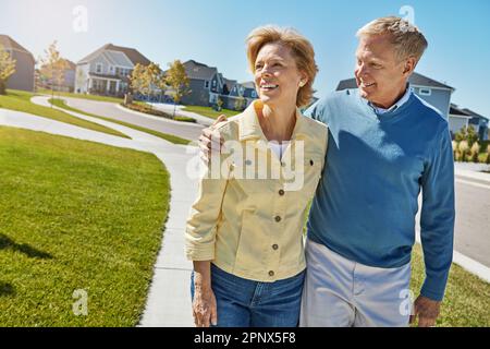 Sie werden nie aufhören, gemeinsam zu erkunden. Ein glückliches Seniorenpaar, das zusammen in der Nachbarschaft aufwacht. Stockfoto