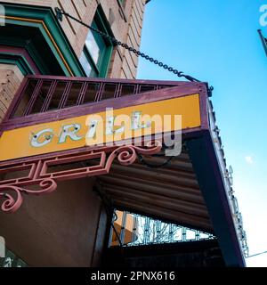 Grillrestaurant mit Neonschild am Tag Stockfoto