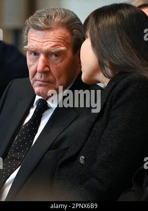 Berlin, Deutschland. 17. April 2023. Gerhard Schröder (SPD), ehemaliger deutscher Kanzler, und seine Frau so-yeon Schröder-Kim nehmen an der Trauerfeier für Antje Vollmer in der Alten Gemeindekirche in Pankow Teil. Der grüne Politiker und Publizist war Vizepräsident des Deutschen Bundestages. Sie starb am 15. März 2023 im Alter von 79 Jahren. Kredit: Jens Kalaene/dpa/Alamy Live News Stockfoto