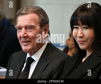 Berlin, Deutschland. 17. April 2023. Gerhard Schröder (SPD), ehemaliger deutscher Kanzler, und seine Frau so-yeon Schröder-Kim nehmen an der Trauerfeier für Antje Vollmer in der Alten Gemeindekirche in Pankow Teil. Der grüne Politiker und Publizist war Vizepräsident des Deutschen Bundestages. Sie starb am 15. März 2023 im Alter von 79 Jahren. Kredit: Jens Kalaene/dpa/Alamy Live News Stockfoto