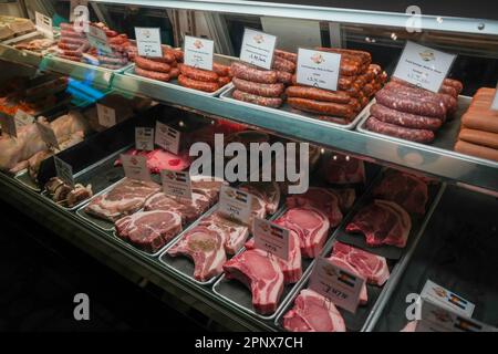 Denver, Colorado, USA - 4,7.2023: Regionale Fleischsorten auf dem Denver Central Market Stockfoto