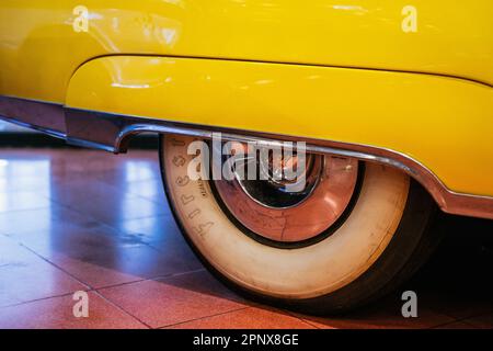 istanbul, türkei - OKTOBER 2022 gelbes Elfenbein Cadillac Cabriolet Coupe Serie 62 1953. Hochwertiges Foto Stockfoto