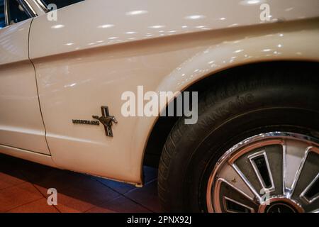 istanbul, türkei - MAI 2022 weißer Ford Mustang 1. Generation Coupé 1965. Hochwertiges Foto Stockfoto