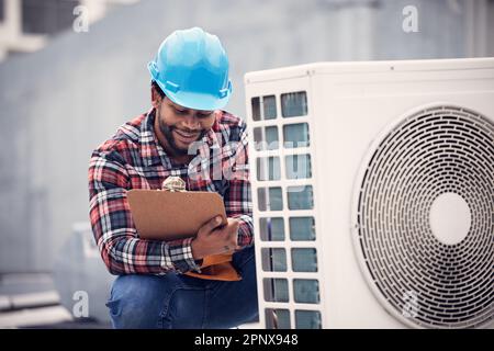 Inspektion, Wartung und Sicherheitsprüfung der Klimaanlage, Klemmbrett und des elektrischen Generators durch Techniker. Glücklicher Elektriker, afrikaner Stockfoto