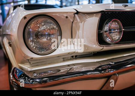istanbul, türkei - MAI 2022 weißer Ford Mustang 1. Generation Coupé 1965. Hochwertiges Foto Stockfoto