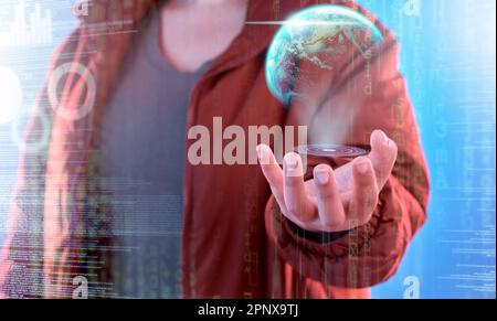 Erdhologramm, globales Netzwerk oder Hand-of-Person mit Datenanalyse oder weltweites Kommunikationsnetzwerk. Cloud-Computing-Hacker, holographischer Planet Stockfoto