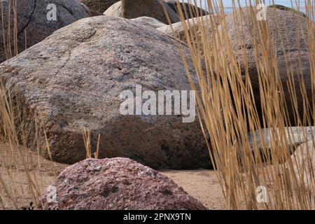 Große Steine am Sandstrand Stockfoto