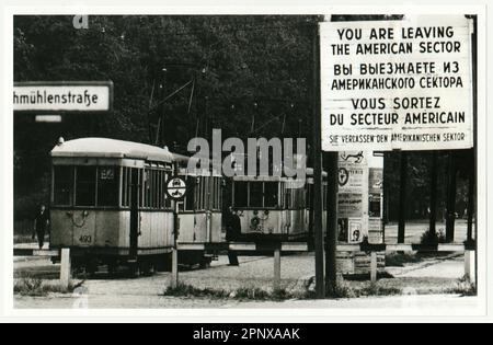 Das Oldtimer-Foto zeigt den Checkpoint zwischen West - American Sector und ost Berlin. Die Straßenbahn fährt vom amerikanischen Sektor ab. Stockfoto