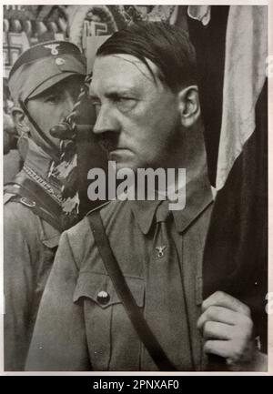 Adolf Hitler hält während des Parteikongresses des NSDAP in der Republik Weimar einen Standard. Reproduktion antiker Fotos. Stockfoto