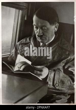 Adolf Hitler wird Führer und Reichskanzler - Anführer und Kanzler, Anführer des nazideutschlands. Reproduktion antiker Fotos. Stockfoto