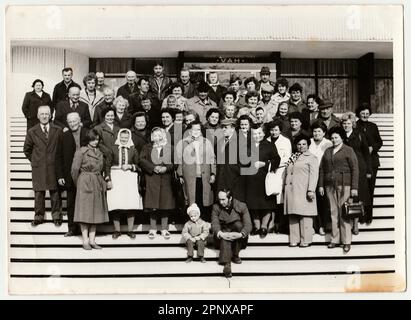 Klassische Fotografien zeigen eine Gruppe von Personen, die auf Treppen stehen. Stockfoto