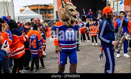 Edmonton, Kanada. 19. April 2023. Edmonton Oilers Mascott auf der Edmonton Oilers Tailgate Party vor dem Spiel der Stanley Cup Playoffs 2. zwischen den Edmonton Oilers und den Los Angeles Kings. (Foto: Ron Palmer/SOPA Images/Sipa USA) Guthaben: SIPA USA/Alamy Live News Stockfoto