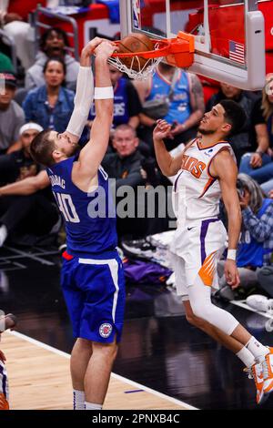 Los Angeles, Kalifornien, USA. 20. April 2023. Das Los Angeles Clippers Center Ivica Zubac (40) taucht während eines Spiels der NBA-Basketball-Playoffs in Los Angeles am Donnerstag, den 20. April 2023, um 3 Uhr gegen Phoenix Suns, Wächter Devin Booker (1) auf. (Kreditbild: © Ringo Chiu/ZUMA Press Wire) NUR REDAKTIONELLE VERWENDUNG! Nicht für den kommerziellen GEBRAUCH! Stockfoto