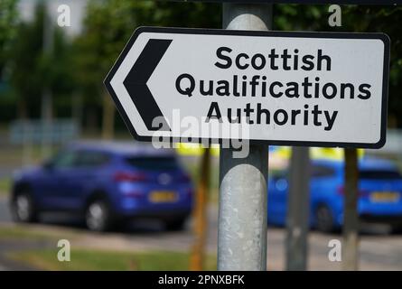 Aktenfoto vom 21. Oktober 06/2021 eines Schildes für das Scottish Qualifications Authority (SQA)-Gebäude in Edinburgh. Eine Reform der schottischen Bildungseinrichtungen wird keine Störungen für Schüler oder Lehrer verursachen, so der Bildungsminister. Jenny Gilruth sagte auch, dass sie sich „absolut“ dafür einsetzt, die Armutslücke zu verringern. Der ehemalige Verkehrsminister wurde zum Bildungsauftrag befördert, als der erste Minister Humza Yousaf sein erstes Kabinett gründete. Ausgabedatum: Freitag, 21. April 2023. Stockfoto