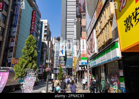 Godzilla Street Tokyo, April 2023, Hotel Gracery und Shops in Shinjuku City, Tokyo, Japan, Asien Stockfoto