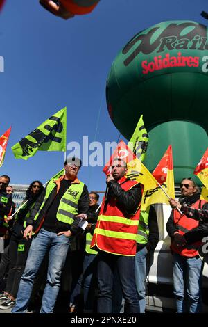 Paris, Frankreich. 20. April 2023. CGT-Unionist Beranger Cernon und Fabien Villedieu, Gewerkschaftsvertreter der Sud-Rail, sprechen Streikende an einer von Eisenbahnarbeitern organisierten interprofessionellen Generalversammlung, einen Monat nachdem seine Regierung am 20. April 2023 im Bahnhof Gare de Lyon in Paris, Frankreich, ein unpopuläres Rentenreformgesetz durch das parlament vorangebracht hatte. Oppositionsparteien und Gewerkschaften haben Demonstranten dringend aufgefordert, ihre dreimonatige Kampagne gegen das Gesetz fortzusetzen, das das Rentenalter von 62 auf 64 Jahre anheben wird. Foto: Karim Ait Adjedjou/ABACAPRESS.COM Kredit: Abaca Press/Alamy Live News Stockfoto