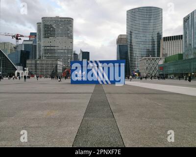 April 18. 2023. Adidas riesige Schuhkarton fur eine Werbeveranstaltung auf der Esplanade de la Defense Stockfotografie Alamy