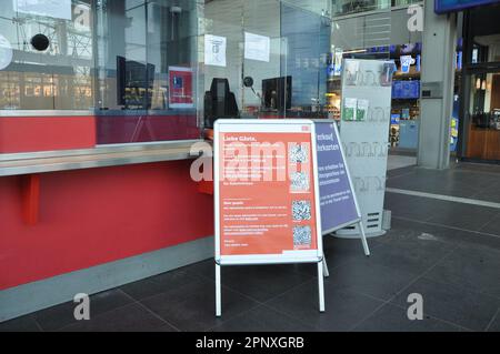 Berlin, Deutschland. 21. April 2023. Ein landesweiter Streik lähmte die Eisenbahn in Deutschland am 21. April 2023. Ein am Berliner Hauptbahnhof abgebildetes Schild weist darauf hin, dass der Ticketschalter jetzt unbemannt ist. Kredit: Ales Zapotocky/CTK Photo/Alamy Live News Stockfoto