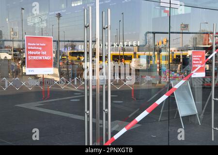 Berlin, Deutschland. 21. April 2023. Ein landesweiter Streik lähmte die Eisenbahn in Deutschland am 21. April 2023. Plakate am Eingang zum Berliner Hauptbahnhof, die darauf hinweisen, dass heute kein Arbeitstag, sondern ein Streik ist. Kredit: Ales Zapotocky/CTK Photo/Alamy Live News Stockfoto