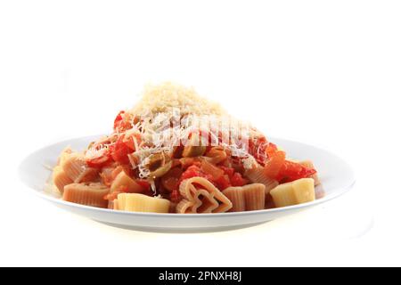 Pasta mit Oliven und Tomaten als schöner Gourmethintergrund Stockfoto