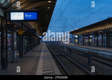 Kaiserslautern, Deutschland. 21. April 2023. Der Morgenzug nach München wurde wegen landesweiter Streiks gestrichen. Der Streik wurde von der EVG-Eisenbahn- und Verkehrsgewerkschaft nach gescheiterten Lohnverhandlungen mit dem Eisenbahnunternehmen Deutsche Bahn (DB) eingeleitet. Die Gewerkschaftsmitglieder wurden aufgefordert, am Freitag zwischen 3 und 11 Uhr alle Bahnverbindungen anzuhalten Kredit: Gustav Zygmund/Alamy News Stockfoto