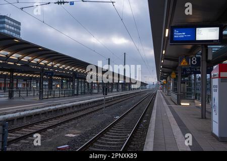 Kaiserslautern, Deutschland. 21. April 2023. Leerer Bahnsteig während landesweiter Streiks in den Morgenstunden. Der Streik wurde von der EVG-Eisenbahn- und Verkehrsgewerkschaft nach gescheiterten Lohnverhandlungen mit dem Eisenbahnunternehmen Deutsche Bahn (DB) eingeleitet. Die Gewerkschaftsmitglieder wurden aufgefordert, am Freitag zwischen 3 und 11 Uhr alle Bahnverbindungen anzuhalten Kredit: Gustav Zygmund/Alamy News Stockfoto