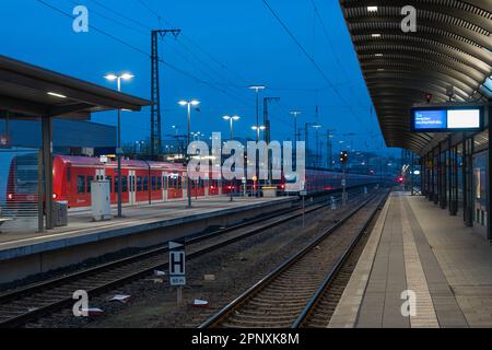 Kaiserslautern, Deutschland. 21. April 2023. Mehrere Züge stehen morgens still. Der Streik wurde von der EVG-Eisenbahn- und Verkehrsgewerkschaft nach gescheiterten Lohnverhandlungen mit dem Eisenbahnunternehmen Deutsche Bahn (DB) eingeleitet. Die Gewerkschaftsmitglieder wurden aufgefordert, am Freitag zwischen 3 und 11 Uhr alle Bahnverbindungen anzuhalten Kredit: Gustav Zygmund/Alamy News Stockfoto