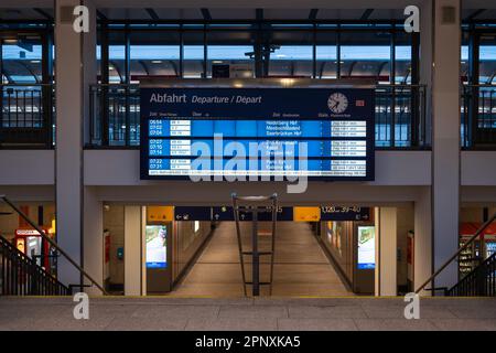 Kaiserslautern, Deutschland. 21. April 2023. Innerhalb eines Bahnhofs gibt es eine Abflugtafel mit der Meldung „Zug wurde storniert“. Der Streik wurde von der EVG-Eisenbahn- und Verkehrsgewerkschaft nach gescheiterten Lohnverhandlungen mit dem Eisenbahnunternehmen Deutsche Bahn (DB) eingeleitet. Die Gewerkschaftsmitglieder wurden aufgefordert, am Freitag zwischen 3 und 11 Uhr alle Bahnverbindungen anzuhalten Kredit: Gustav Zygmund/Alamy News Stockfoto