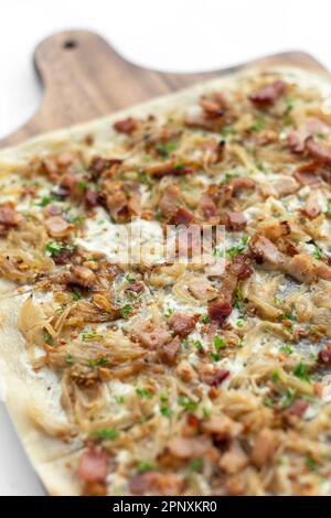 Flammkuchen tarte Flambee rechteckige Pizza mit Speck und Huhn auf weißem Hintergrund Stockfoto