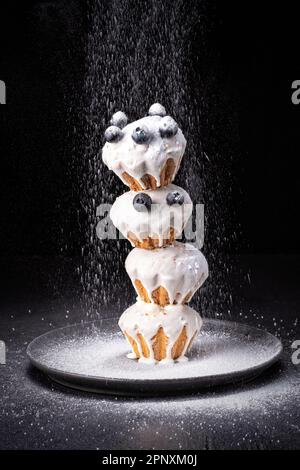 Ein Stapel Muffins, Nahaufnahme, schwarzer Hintergrund. Hausgemachtes süßes Gebäck Stockfoto