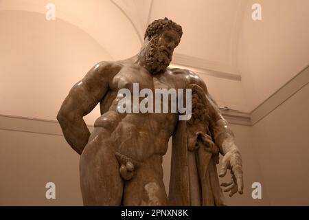 Neapel, Italien - 20. April 2023: Die Farnese-Herkules-Statue im Archäologischen Nationalmuseum von Neapel Stockfoto
