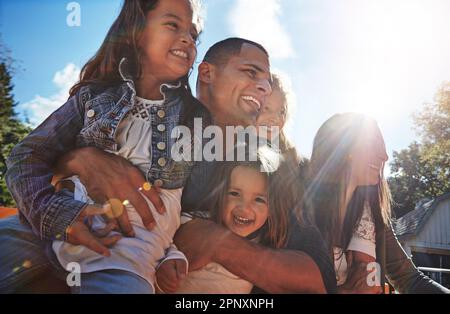 Jeder gemeinsame Moment zählt. Porträt einer glücklichen Familie, die Zeit zusammen im Freien verbringt. Stockfoto