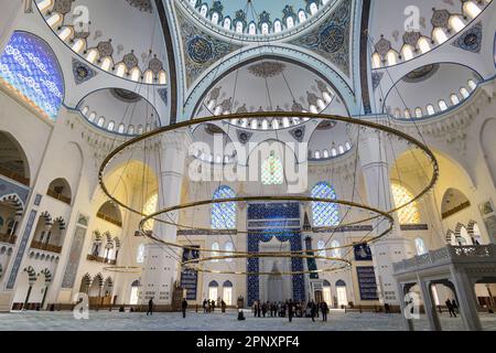 Istanbul, Türkei - März 2023: Architektur der Kamlica Moschee in Istanbul, Türkei, die größte Moschee in Turkiye, die fertiggestellt und eröffnet wurde Stockfoto