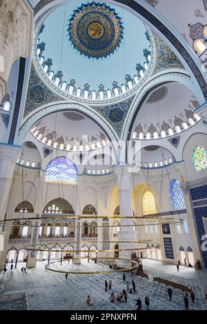 Istanbul, Türkei - März 2023: Architektur der Kamlica Moschee in Istanbul, Türkei, die größte Moschee in Turkiye, die fertiggestellt und eröffnet wurde Stockfoto