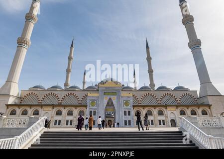 Istanbul, Türkei - März 2023: Architektur der Kamlica Moschee in Istanbul, Türkei, die größte Moschee in Turkiye, die fertiggestellt und eröffnet wurde Stockfoto