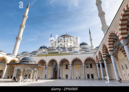 Istanbul, Türkei - März 2023: Architektur der Kamlica Moschee in Istanbul, Türkei, die größte Moschee in Turkiye, die fertiggestellt und eröffnet wurde Stockfoto