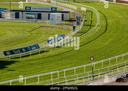 York Racecourse ist ein Veranstaltungsort für Pferderennen in York, North Yorkshire, England. Es ist die drittgrößte Rennbahn Großbritanniens, was das Gesamtpreisgeld angeht, und die zweitgrößte Rennbahn, die Ascot bei den Preisgeldern pro Sitzung angeboten wird. Es zieht jährlich rund 350.000 Rennfahrer an und spielt drei der 36 jährlichen Group 1-Rennen in Großbritannien – die Juddmonte International Stakes, die Nunthorpe Stakes und die Yorkshire Oaks. Stockfoto