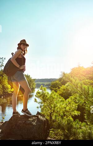 Ich kenne mich selbst jedes Mal besser, wenn ich alleine wandern gehe. Eine junge Frau, die wandert. Stockfoto