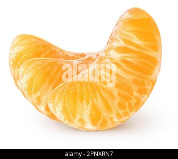 Isolierte geschälte Zitrussegmente. Drei Mandarinen- oder Orangenfruchtscheiben, isoliert auf weißem Hintergrund mit Schnittpfad Stockfoto