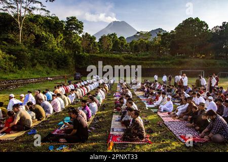 Sleman, Yogyakarta, Indonesien. 21. April 2023. Indonesische Moslems führen das Eid al-Fitr 1944 Hijriyah-Gebet mit dem Berg Merapi im Hintergrund in Kaliurang, Sleman, Yogyakarta, Indonesien, Freitag, 21. April 2023 in Yogyakarta, Indonesien. Moslems auf der ganzen Welt feiern Eid mit ihren Familien mit Partys zum Ende des Ramadan, des heiligen Monats des Fastens. (Kreditbild: © Slamet Riyadi/ZUMA Press Wire) NUR REDAKTIONELLE VERWENDUNG! Nicht für den kommerziellen GEBRAUCH! Stockfoto