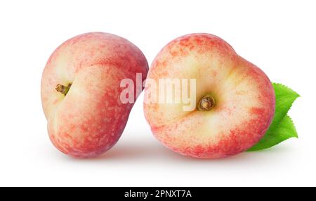 Isolierte flache Pfirsiche. Zwei ganze Pfirsichfrüchte mit Blättern auf weißem Hintergrund Stockfoto