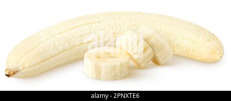 Isolierte Bananen. Geschälte Bananenfrüchte mit Scheiben auf weißem Hintergrund und Schnittpfad Stockfoto
