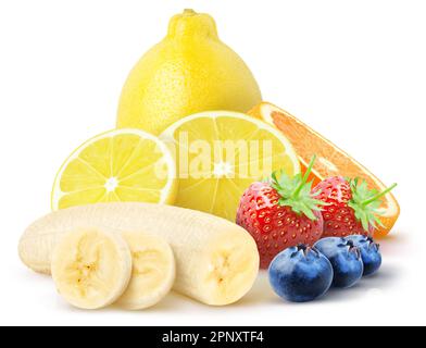 Isolierte Früchte. Ganze Zitrone und Scheiben, eine Hälfte Banane, Erdbeeren, Blaubeeren, isoliert auf weiß mit Schnittpfad Stockfoto
