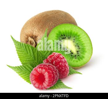 Isolierte Früchte. Zwei Himbeeren und ganze Kiwis und halb isoliert auf weißem Hintergrund mit Schnittpfad Stockfoto