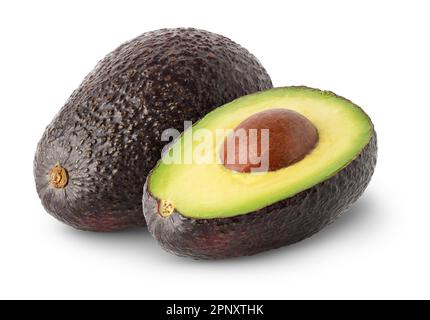 Isolierte Avocados. Eineinhalb schwarze Avocadofrüchte isoliert auf weißem Hintergrund mit Schnittpfad Stockfoto