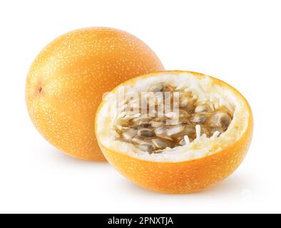 Isolierte Granadilla-Früchte. Ganze Granadilla (Grenadien, Passionsfrucht) und halb isoliert auf weißem Hintergrund mit Schnittpfad Stockfoto