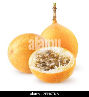 Isolierte Granadilla-Früchte. Zwei ganze Granadilla (Grenadien, Passionsfrucht) isoliert auf weißem Hintergrund mit Schnittpfad Stockfoto