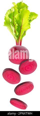 Isolierte fliegende Rote Bete. Fallende Rote Bete mit Blättern isoliert auf weißem Hintergrund, mit Schnittpfad Stockfoto